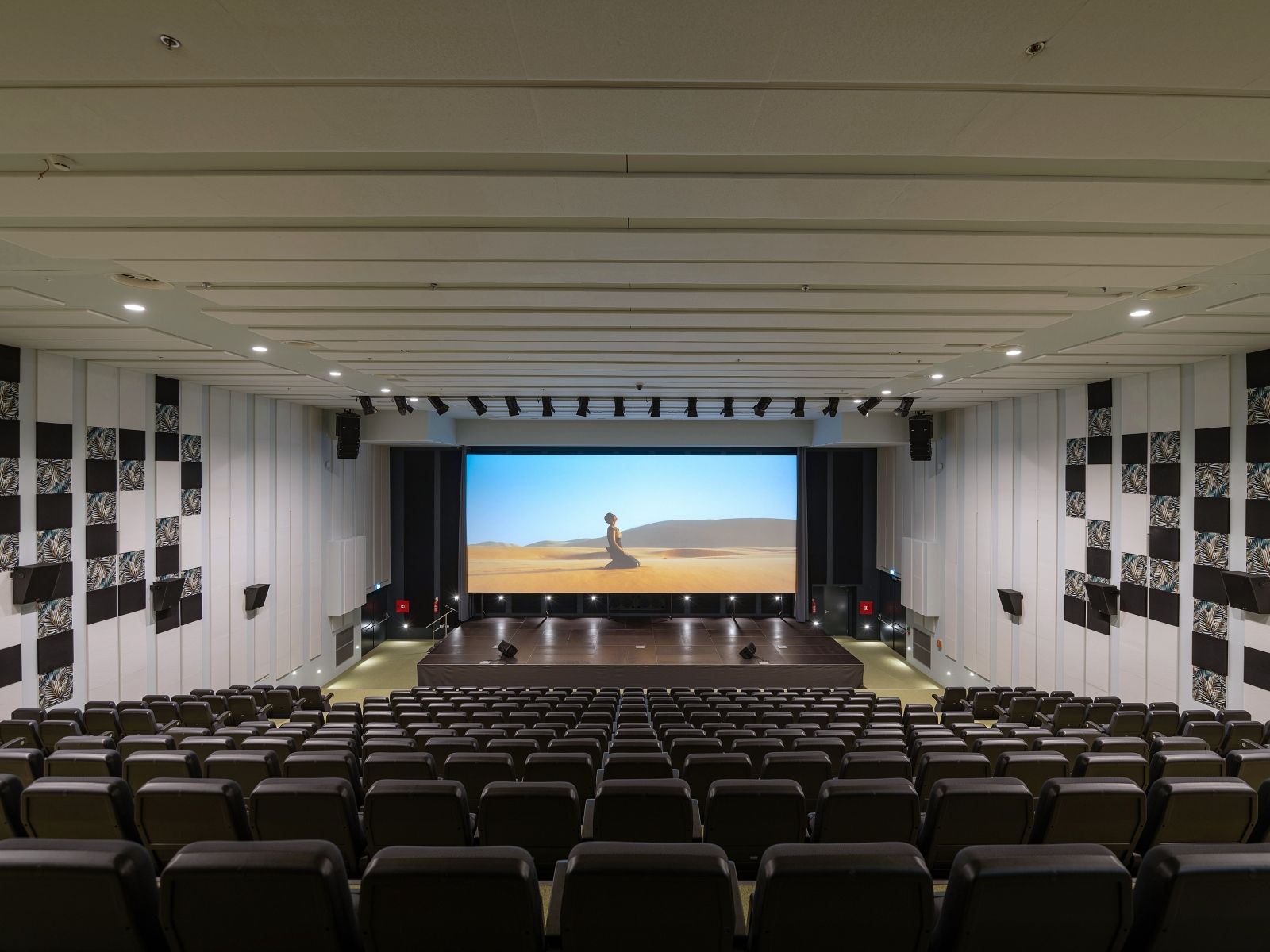 portfolio_sustainable-concert-hall-theatre_images_xl@Apfel Theatre Concert Hall Flat Panel PET VMT by Audion Croatia 2022_6